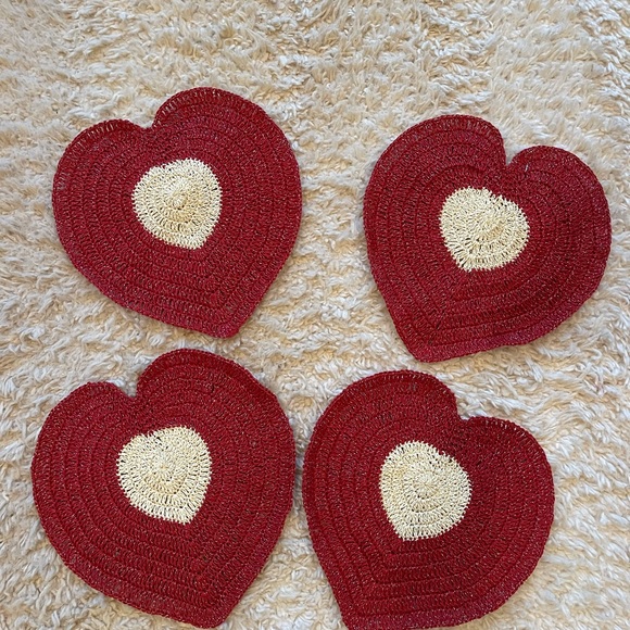 🎯 3 for $15 🎯 Set of 4 heart placemats - Picture 2 of 3